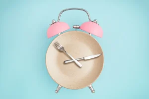 اهمیت زمان‌بندی وعده‌های غذایی؛ چه زمانی غذا می‌خورید به اندازه‌ی آنچه می‌خورید اهمیت دارد