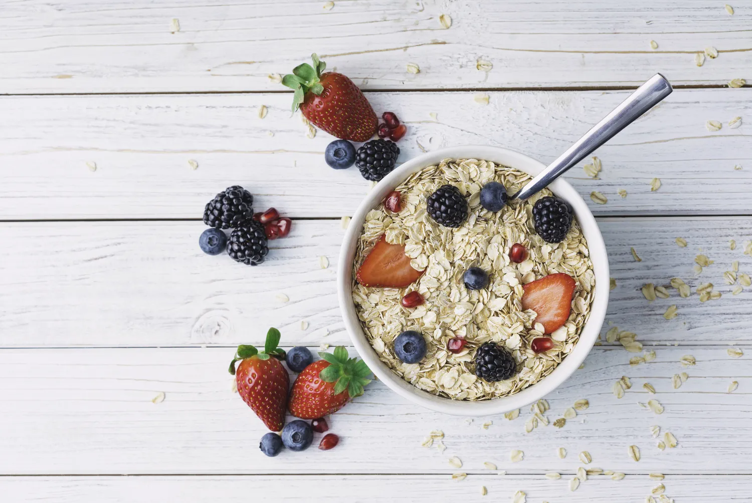 جو دوسر خیساندهشده شبانه (Overnight Oats) در مقابل جو دوسر داغ: کدام برای فیبر، هضم و جذب مواد مغذی بهتر است؟