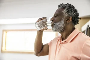 ۶ راهکار برای کاهش طبیعی قند خون با نوشیدن آب