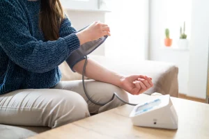 چند وقت یکبار باید فشار خون خود را در منزل اندازه‌گیری کنید؟