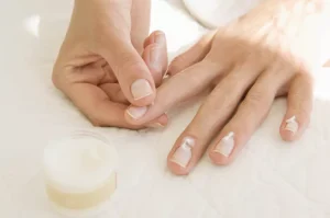 چگونه ناخن‌های شکننده را تقویت کنیم؟ علل، راهکارها و تکنیک‌های مراقبت