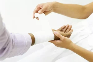 روش صحیح پانسمان زخم: گام‌به‌گام برای کمک‌های اولیه مؤثر