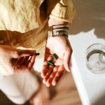 چه اتفاقی می‌افتد وقتی ویتامین D و K۲ با هم مصرف می‌شوند؟