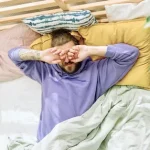 چرا صبح‌ها متورم از خواب بیدار می‌شوید؟ این نشانه‌ها چه پیامی به بدن شما می‌دهند