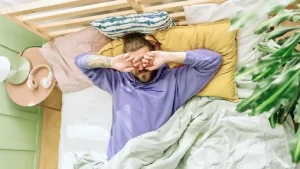 چرا صبح‌ها متورم از خواب بیدار می‌شوید؟ این نشانه‌ها چه پیامی به بدن شما می‌دهند
