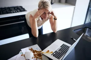 آرتریت پسوریاتیک چیست؟  علائم، علل، تشخیص
