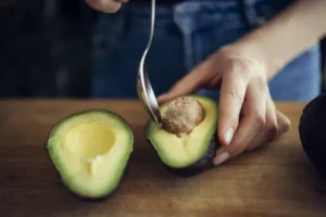 بررسی ایمنی و ارزش تغذیه‌ای هسته آووکادو: فواید یا خطرات؟