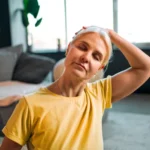 🧘 ۷ حرکت کششی ساده گردن برای تسکین تنش و بهبود انعطاف‌پذیری