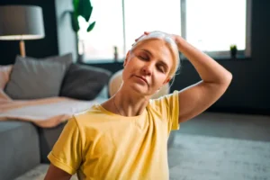 🧘 ۷ حرکت کششی ساده گردن برای تسکین تنش و بهبود انعطاف‌پذیری