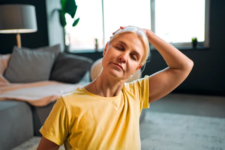 🧘 ۷ حرکت کششی ساده گردن برای تسکین تنش و بهبود انعطافپذیری