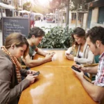 چگونه می‌توان اعتیاد به تلفن همراه را ترک کرد و کنترل زندگی را به دست گرفت؟