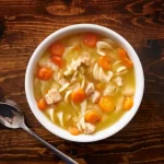 فواید شگفت‌انگیز مصرف منظم سوپ مرغ و رشته برای سلامت بدن