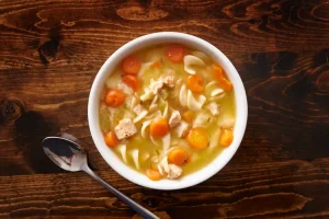 فواید شگفت‌انگیز مصرف منظم سوپ مرغ و رشته برای سلامت بدن