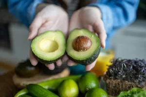 چگونه همیشه یک آووکادوی کاملاً رسیده انتخاب کنیم؟ نه سفت، نه له!