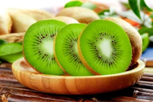 بهترین زمان مصرف کیوی برای سلامت ایمنی، بهبود گوارش و کیفیت خواب