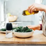 🌿 چرا افزودن روغن زیتون به کلم پیچ (Kale) جذب مواد مغذی آن را به حداکثر می‌رساند