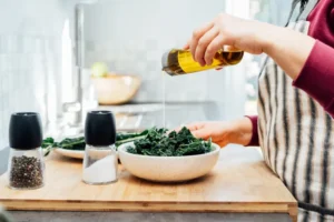 🌿 چرا افزودن روغن زیتون به کلم پیچ (Kale) جذب مواد مغذی آن را به حداکثر می‌رساند