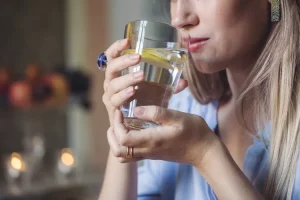 اثرات شگفت‌انگیز نوشیدن آب لیمو بر بدن و سلامت عمومی