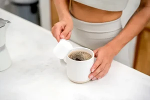 مصرف همزمان کراتین و کافئین: چه اتفاقی در بدن شما رخ میدهد؟
