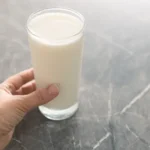 شیر بادام یا شیر سویا؛ کدام پروتئین بیشتری دارد و چربی سالم‌تری فراهم می‌کند؟