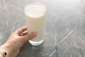 شیر بادام یا شیر سویا؛ کدام پروتئین بیشتری دارد و چربی سالم‌تری فراهم می‌کند؟