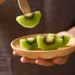 وقتی هر روز کیوی می‌خورید، چه تأثیری بر یبوست و نفخ می‌گذارد؟