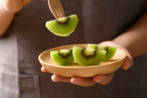 وقتی هر روز کیوی می‌خورید، چه تأثیری بر یبوست و نفخ می‌گذارد؟
