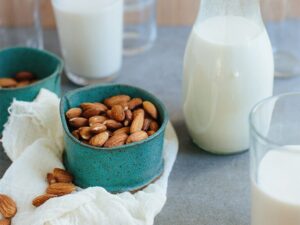 آیا شیر بادام برای شما مفید است؟ بررسی فواید، مواد مغذی و جایگزین‌های لبنی