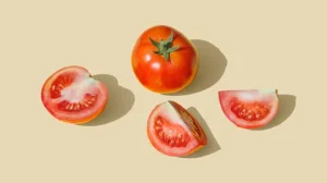 ۴ دلیل برای اینکه چرا گوجه فرنگی می‌تواند معده شما را ناراحت کند