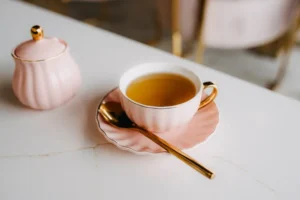 ۵ دمنوش که به‌طور طبیعی به تعادل هورمونی کمک می‌کنند