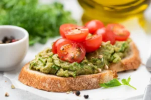 چرا باید همیشه آووکادو را با گوجه‌فرنگی بخورید؟
