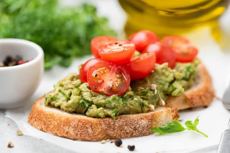 چرا باید همیشه آووکادو را با گوجهفرنگی بخورید؟