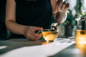 چای سفید یا چای سبز؛ کدام برای آنتی‌اکسیدان و سلامت قلب بهتر است؟