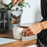 نوشیدن روزانه ۳ تا ۴ فنجان قهوه چگونه روند پیری بدن را کند می‌کند؟