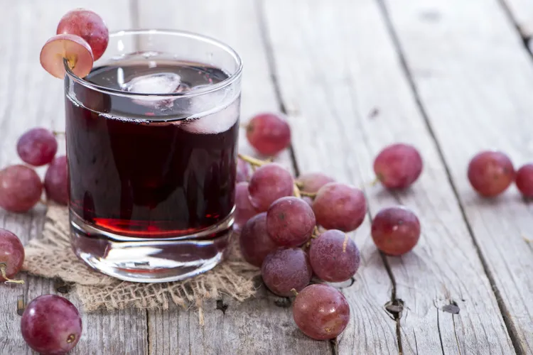 وقتی بهطور منظم آب انگور قرمز مینوشید چه اتفاقی در بدن میافتد؟