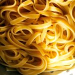 رژیم غذایی در بیماری کرون؛ راهنمای کامل تغذیه در دوره عود و بهبودی