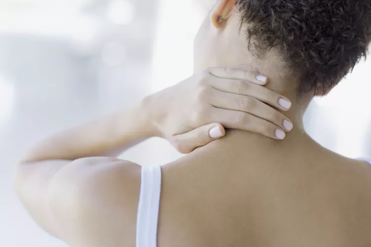 آموزش ماساژ عضله ذوزنقهای گردن و شانه