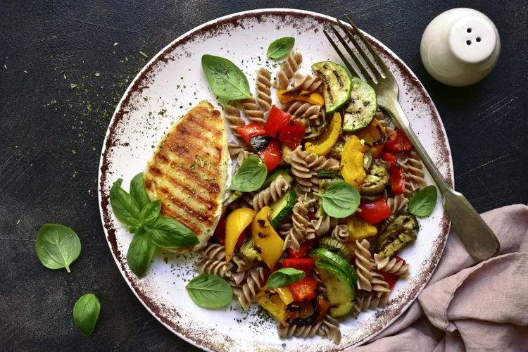 یک متخصص تغذیه در طول روز چه میخورد تا بدون سختی به ۳۸ گرم فیبر برسد؟