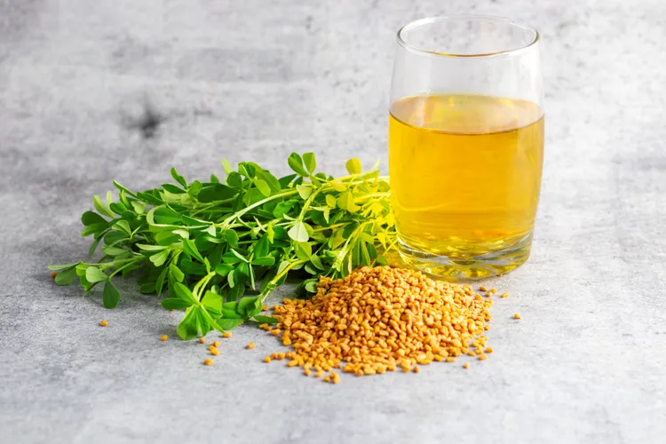 نوشیدن آب شنبلیله در صبح چه تأثیری بر بدن دارد؟