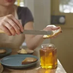نان تست سبوس‌دار با عسل؛ چه تأثیری بر قند خون دارد؟