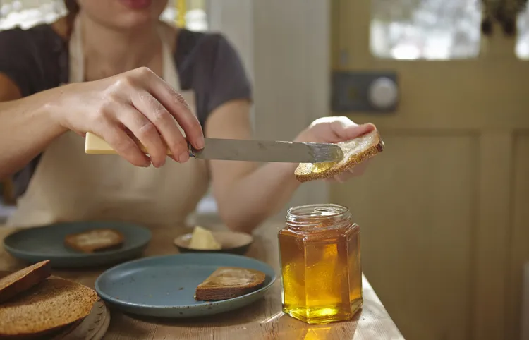 نان تست سبوسدار با عسل؛ چه تأثیری بر قند خون دارد؟