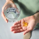 ۳ نوشیدنی که نباید همراه مکمل روغن ماهی مصرف شوند