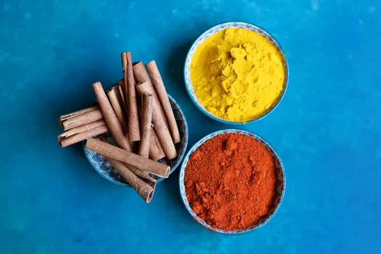 ۶ گیاه و ادویه مفید برای سلامت قلب که باید در رژیم غذایی خود بگنجانید