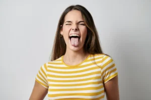 بیرون آوردن زبان برای ۴۰ ثانیه؛ راهکاری واقعی برای کاهش استرس یا یک ترند اینترنتی؟