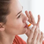اسپری بینی سالین چیست و چگونه به‌درستی از آن استفاده کنیم؟