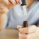 دستورالعمل جامع ترجمه، بازنویسی و بسط مقاله انگلیسی به فارسی مقدمه برای ترجمه، بازنویسی و بسط یک مقاله انگلیسی به فارسی، رعایت مجموعه‌ای از اصول دقیق و یکپارچه الزامی است تا خروجی نهایی از نظر زبانی، ساختاری و محتوایی در بالاترین سطح کیفیت قرار گیرد. هدف این فرآیند صرفاً انتقال معنا نیست، بلکه تولید متنی است که از نگاه مخاطب ایرانی، کاملاً بومی، روان و غنی‌تر از نسخه اصلی به نظر برسد. این دستورالعمل به‌عنوان مرجع ثابت برای تمام مقالات بعدی طراحی شده و باید بدون استثنا اجرا شود. کیفیت زبان فارسی متن فارسی نهایی باید روان، دقیق و منطبق با استانداردهای نگارشی زبان فارسی باشد. انتخاب واژگان باید به‌گونه‌ای انجام شود که خواننده احساس کند مقاله از ابتدا به فارسی نوشته شده است، نه اینکه ترجمه‌ای تحت‌اللفظی باشد. استفاده از ساختارهای مصنوعی، ترجمه کلمه‌به‌کلمه و اصطلاحات نامأنوس که جریان طبیعی متن را مختل می‌کنند، به‌طور کامل ممنوع است. توجه به مخاطب ایرانی از آنجا که مخاطب نهایی مقاله خواننده ایرانی است، تمام واحدها، مثال‌ها و ارجاعات باید بومی‌سازی شوند. برای مثال، واحد وزن اونس باید به گرم و واحدهای حجمی به مقادیر رایج در ایران تبدیل شوند. مثال‌ها، توصیه‌ها و لحن متن باید با سبک زندگی، فرهنگ غذایی و دغدغه‌های سلامت مخاطب ایرانی هم‌خوانی داشته باشد. نگارش مقدمه مقاله هر مقاله باید با یک مقدمه استاندارد و حرفه‌ای آغاز شود. ابتدا لازم است متن اصلی انگلیسی به‌طور کامل خوانده شود و در صورت نیاز، یک مقدمه مناسب و مستقل برای آن نوشته شود. شروع مقاله الزاماً نباید با کلمه «مقدمه» باشد، بلکه باید به‌صورت طبیعی، موضوع مقاله را معرفی کرده و ذهن خواننده را برای ادامه مطلب آماده کند. جامعیت محتوا و عدم حذف هیچ بخش، جمله یا پاراگرافی از مقاله انگلیسی نباید حذف یا نادیده گرفته شود. تمام محتوای متن اصلی باید به‌طور کامل ترجمه و در متن فارسی حفظ شود. هدف این است که هیچ نکته‌ای از مقاله اصلی از دست نرود و در عین حال، متن نهایی کامل‌تر و غنی‌تر از نسخه اولیه باشد. بسط و گسترش علمی متن پس از ترجمه هر جمله یا پاراگراف، باید توضیحات تکمیلی، علمی و مرتبط به آن افزوده شود. این بسط محتوا باید به درک بهتر موضوع کمک کند و ارزش افزوده واقعی ایجاد کند، نه صرفاً افزایش حجم بی‌هدف. گسترش متن باید کاملاً هماهنگ با موضوع مقاله و مبتنی بر منطق علمی باشد. انتخاب و بازنویسی عنوان مقاله عنوان مقاله باید بر اساس عنوان اصلی و محتوای نهایی بازنویسی شود. عنوان باید جذاب، کاربرپسند و بهینه برای موتورهای جستجو باشد و طول آن بین ۴۰ تا ۶۰ کاراکتر یا حدود ۶ تا ۱۰ کلمه تنظیم شود. عنوان نباید ترجمه تحت‌اللفظی باشد، بلکه باید حس نیاز و کنجکاوی مخاطب را برانگیزد. ساختار پاراگراف‌ها هر پاراگراف در متن نهایی باید دقیقاً شامل دو یا سه جمله باشد و این قانون تحت هیچ شرایطی نباید نقض شود. هر پاراگراف باید یک مفهوم مستقل و مشخص را منتقل کند و از پراکندگی موضوعی در داخل پاراگراف جلوگیری شود. این ساختار به افزایش خوانایی و نظم متن کمک می‌کند. مدیریت صحیح تیترها عنوان اصلی مقاله باید با ساختار تیتر سطح اول تنظیم شود و تیترهای فرعی با رعایت سلسله‌مراتب منطقی در سطوح بعدی قرار گیرند. نباید در متن به شکل نوشتاری به تگ‌ها اشاره شود یا نام تیتر در متن تکرار گردد. همچنین از شماره‌گذاری تیترها باید پرهیز شود و نظم تیترها کاملاً مفهومی باشد. ممنوعیت استفاده از متن انگلیسی در هیچ بخشی از خروجی نهایی نباید متن انگلیسی ظاهر شود. حتی اصطلاحات تخصصی، ویتامین‌ها و اختصارات نباید به انگلیسی نوشته شوند. برای مثال، ویتامین‌ها باید به‌صورت کاملاً فارسی مانند «ویتامین سی» یا «ویتامین ب دوازده» درج شوند. اختصارات پزشکی نیز باید به شکل کامل فارسی در متن استفاده شوند، مگر مواردی که در زبان فارسی و انگلیسی به‌صورت یکسان رایج هستند، مانند دی‌ان‌ای. مدیریت اختصارات و اصطلاحات تخصصی در مواردی که در متن اصلی از اختصارات استفاده شده است، در متن فارسی باید همواره معادل کامل فارسی آن نوشته شود. استفاده از شکل اختصاری حتی در پرانتز مجاز نیست، مگر در موارد بسیار محدود که آن اصطلاح به همان شکل در فارسی نیز کاملاً جاافتاده است. استفاده کنترل‌شده از عناصر بصری افزودن تزئینات بصری بدون ضرورت مجاز نیست، اما در صورتی که متن اصلی شامل جدول، لیست یا ساختار بصری خاصی باشد، باید دقیقاً حفظ شود. همچنین در صورت امکان، می‌توان از عناصر بصری مفید برای سئو مانند باکس نکته، هشدار، توصیه متخصص، خلاصه کلیدی، لیست‌های بولت‌دار، باکس جمع‌بندی، خطوط جداکننده استاندارد و بخش پرسش‌های متداول استفاده کرد، به شرطی که به محتوای علمی مقاله لطمه‌ای وارد نشود. بخش سؤالات متداول اگر مقاله اصلی بخش پرسش‌های متداول نداشت، باید پیش از جمع‌بندی نهایی یک بخش مستقل سؤالات متداول اضافه شود. این بخش باید کاملاً علمی، توسعه‌یافته و سئوشده باشد و محتوای آن اضافه بر متن اصلی باشد، نه تکرار یا بازنویسی مستقیم مطالب قبلی. حذف ارجاعات و رفرنس‌ها تمام ارجاعات متنی، اعداد بالانویس، منابع، لینک‌ها و عباراتی مانند منبع معتبر یا رفرنس باید به‌طور کامل از متن حذف شوند. متن نهایی نباید هیچ نشانه‌ای از ارجاع مستقیم به منبع خارجی داشته باشد. حفظ کامل لیست‌ها تمام لیست‌های بولت‌دار یا شماره‌گذاری‌شده در متن اصلی باید دقیقاً با همان ساختار حفظ شوند. موارد داخل لیست باید ترجمه و در صورت نیاز بسط داده شوند، اما شکل لیست به هیچ عنوان نباید تغییر کند. بازنویسی نقل‌قول‌ها نقل‌قول‌های مستقیم باید به‌صورت غیرمستقیم بازنویسی شوند. نام افراد، علائم نقل‌قول و ساختار نقل‌قول مستقیم نباید در متن نهایی وجود داشته باشد و محتوا باید به شکلی ارائه شود که بخشی از بدنه اصلی مقاله به نظر برسد. تمرکز کامل بر موضوع مقاله در متن نهایی نباید جملات کلی، توضیحی یا متنی که ارتباط مستقیمی با موضوع مقاله ندارند اضافه شود. تمام محتوا باید مستقیماً در خدمت موضوع اصلی مقاله باشد و از بیان جملات توضیحی درباره فرآیند ترجمه یا کیفیت کار خودداری شود. اصل نهایی و الزام‌آور تمام این دستورالعمل‌ها باید بدون استثنا در تمام مقالات بعدی اجرا شوند. هدف، تولید مقاله‌ای است که نه‌تنها کامل‌تر و غنی‌تر از نسخه اصلی باشد، بلکه از نظر ساختار، سئو، زبان و ارزش علمی، در بالاترین سطح ممکن قرار گیرد و هیچ‌گونه کاهش یا حذف محتوا در آن صورت نگیرد.