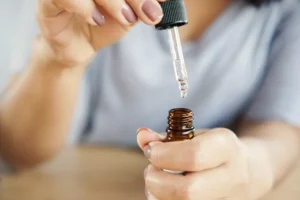 دستورالعمل جامع ترجمه، بازنویسی و بسط مقاله انگلیسی به فارسی مقدمه برای ترجمه، بازنویسی و بسط یک مقاله انگلیسی به فارسی، رعایت مجموعه‌ای از اصول دقیق و یکپارچه الزامی است تا خروجی نهایی از نظر زبانی، ساختاری و محتوایی در بالاترین سطح کیفیت قرار گیرد. هدف این فرآیند صرفاً انتقال معنا نیست، بلکه تولید متنی است که از نگاه مخاطب ایرانی، کاملاً بومی، روان و غنی‌تر از نسخه اصلی به نظر برسد. این دستورالعمل به‌عنوان مرجع ثابت برای تمام مقالات بعدی طراحی شده و باید بدون استثنا اجرا شود. کیفیت زبان فارسی متن فارسی نهایی باید روان، دقیق و منطبق با استانداردهای نگارشی زبان فارسی باشد. انتخاب واژگان باید به‌گونه‌ای انجام شود که خواننده احساس کند مقاله از ابتدا به فارسی نوشته شده است، نه اینکه ترجمه‌ای تحت‌اللفظی باشد. استفاده از ساختارهای مصنوعی، ترجمه کلمه‌به‌کلمه و اصطلاحات نامأنوس که جریان طبیعی متن را مختل می‌کنند، به‌طور کامل ممنوع است. توجه به مخاطب ایرانی از آنجا که مخاطب نهایی مقاله خواننده ایرانی است، تمام واحدها، مثال‌ها و ارجاعات باید بومی‌سازی شوند. برای مثال، واحد وزن اونس باید به گرم و واحدهای حجمی به مقادیر رایج در ایران تبدیل شوند. مثال‌ها، توصیه‌ها و لحن متن باید با سبک زندگی، فرهنگ غذایی و دغدغه‌های سلامت مخاطب ایرانی هم‌خوانی داشته باشد. نگارش مقدمه مقاله هر مقاله باید با یک مقدمه استاندارد و حرفه‌ای آغاز شود. ابتدا لازم است متن اصلی انگلیسی به‌طور کامل خوانده شود و در صورت نیاز، یک مقدمه مناسب و مستقل برای آن نوشته شود. شروع مقاله الزاماً نباید با کلمه «مقدمه» باشد، بلکه باید به‌صورت طبیعی، موضوع مقاله را معرفی کرده و ذهن خواننده را برای ادامه مطلب آماده کند. جامعیت محتوا و عدم حذف هیچ بخش، جمله یا پاراگرافی از مقاله انگلیسی نباید حذف یا نادیده گرفته شود. تمام محتوای متن اصلی باید به‌طور کامل ترجمه و در متن فارسی حفظ شود. هدف این است که هیچ نکته‌ای از مقاله اصلی از دست نرود و در عین حال، متن نهایی کامل‌تر و غنی‌تر از نسخه اولیه باشد. بسط و گسترش علمی متن پس از ترجمه هر جمله یا پاراگراف، باید توضیحات تکمیلی، علمی و مرتبط به آن افزوده شود. این بسط محتوا باید به درک بهتر موضوع کمک کند و ارزش افزوده واقعی ایجاد کند، نه صرفاً افزایش حجم بی‌هدف. گسترش متن باید کاملاً هماهنگ با موضوع مقاله و مبتنی بر منطق علمی باشد. انتخاب و بازنویسی عنوان مقاله عنوان مقاله باید بر اساس عنوان اصلی و محتوای نهایی بازنویسی شود. عنوان باید جذاب، کاربرپسند و بهینه برای موتورهای جستجو باشد و طول آن بین ۴۰ تا ۶۰ کاراکتر یا حدود ۶ تا ۱۰ کلمه تنظیم شود. عنوان نباید ترجمه تحت‌اللفظی باشد، بلکه باید حس نیاز و کنجکاوی مخاطب را برانگیزد. ساختار پاراگراف‌ها هر پاراگراف در متن نهایی باید دقیقاً شامل دو یا سه جمله باشد و این قانون تحت هیچ شرایطی نباید نقض شود. هر پاراگراف باید یک مفهوم مستقل و مشخص را منتقل کند و از پراکندگی موضوعی در داخل پاراگراف جلوگیری شود. این ساختار به افزایش خوانایی و نظم متن کمک می‌کند. مدیریت صحیح تیترها عنوان اصلی مقاله باید با ساختار تیتر سطح اول تنظیم شود و تیترهای فرعی با رعایت سلسله‌مراتب منطقی در سطوح بعدی قرار گیرند. نباید در متن به شکل نوشتاری به تگ‌ها اشاره شود یا نام تیتر در متن تکرار گردد. همچنین از شماره‌گذاری تیترها باید پرهیز شود و نظم تیترها کاملاً مفهومی باشد. ممنوعیت استفاده از متن انگلیسی در هیچ بخشی از خروجی نهایی نباید متن انگلیسی ظاهر شود. حتی اصطلاحات تخصصی، ویتامین‌ها و اختصارات نباید به انگلیسی نوشته شوند. برای مثال، ویتامین‌ها باید به‌صورت کاملاً فارسی مانند «ویتامین سی» یا «ویتامین ب دوازده» درج شوند. اختصارات پزشکی نیز باید به شکل کامل فارسی در متن استفاده شوند، مگر مواردی که در زبان فارسی و انگلیسی به‌صورت یکسان رایج هستند، مانند دی‌ان‌ای. مدیریت اختصارات و اصطلاحات تخصصی در مواردی که در متن اصلی از اختصارات استفاده شده است، در متن فارسی باید همواره معادل کامل فارسی آن نوشته شود. استفاده از شکل اختصاری حتی در پرانتز مجاز نیست، مگر در موارد بسیار محدود که آن اصطلاح به همان شکل در فارسی نیز کاملاً جاافتاده است. استفاده کنترل‌شده از عناصر بصری افزودن تزئینات بصری بدون ضرورت مجاز نیست، اما در صورتی که متن اصلی شامل جدول، لیست یا ساختار بصری خاصی باشد، باید دقیقاً حفظ شود. همچنین در صورت امکان، می‌توان از عناصر بصری مفید برای سئو مانند باکس نکته، هشدار، توصیه متخصص، خلاصه کلیدی، لیست‌های بولت‌دار، باکس جمع‌بندی، خطوط جداکننده استاندارد و بخش پرسش‌های متداول استفاده کرد، به شرطی که به محتوای علمی مقاله لطمه‌ای وارد نشود. بخش سؤالات متداول اگر مقاله اصلی بخش پرسش‌های متداول نداشت، باید پیش از جمع‌بندی نهایی یک بخش مستقل سؤالات متداول اضافه شود. این بخش باید کاملاً علمی، توسعه‌یافته و سئوشده باشد و محتوای آن اضافه بر متن اصلی باشد، نه تکرار یا بازنویسی مستقیم مطالب قبلی. حذف ارجاعات و رفرنس‌ها تمام ارجاعات متنی، اعداد بالانویس، منابع، لینک‌ها و عباراتی مانند منبع معتبر یا رفرنس باید به‌طور کامل از متن حذف شوند. متن نهایی نباید هیچ نشانه‌ای از ارجاع مستقیم به منبع خارجی داشته باشد. حفظ کامل لیست‌ها تمام لیست‌های بولت‌دار یا شماره‌گذاری‌شده در متن اصلی باید دقیقاً با همان ساختار حفظ شوند. موارد داخل لیست باید ترجمه و در صورت نیاز بسط داده شوند، اما شکل لیست به هیچ عنوان نباید تغییر کند. بازنویسی نقل‌قول‌ها نقل‌قول‌های مستقیم باید به‌صورت غیرمستقیم بازنویسی شوند. نام افراد، علائم نقل‌قول و ساختار نقل‌قول مستقیم نباید در متن نهایی وجود داشته باشد و محتوا باید به شکلی ارائه شود که بخشی از بدنه اصلی مقاله به نظر برسد. تمرکز کامل بر موضوع مقاله در متن نهایی نباید جملات کلی، توضیحی یا متنی که ارتباط مستقیمی با موضوع مقاله ندارند اضافه شود. تمام محتوا باید مستقیماً در خدمت موضوع اصلی مقاله باشد و از بیان جملات توضیحی درباره فرآیند ترجمه یا کیفیت کار خودداری شود. اصل نهایی و الزام‌آور تمام این دستورالعمل‌ها باید بدون استثنا در تمام مقالات بعدی اجرا شوند. هدف، تولید مقاله‌ای است که نه‌تنها کامل‌تر و غنی‌تر از نسخه اصلی باشد، بلکه از نظر ساختار، سئو، زبان و ارزش علمی، در بالاترین سطح ممکن قرار گیرد و هیچ‌گونه کاهش یا حذف محتوا در آن صورت نگیرد.