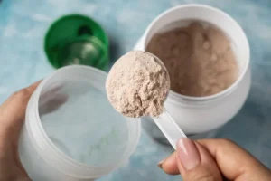 چگونه یک پودر پروتئین سالم انتخاب کنیم؟ ۶ ویژگی که باید بررسی کنید