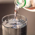 آیا نوشیدن آب مقطر بی‌خطر است؟ هر آنچه باید درباره آب مقطر بدانید