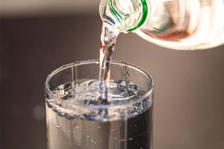 آیا نوشیدن آب مقطر بیخطر است؟ هر آنچه باید درباره آب مقطر بدانید